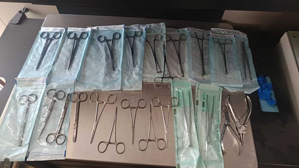 Kit completo para piercing corporal.