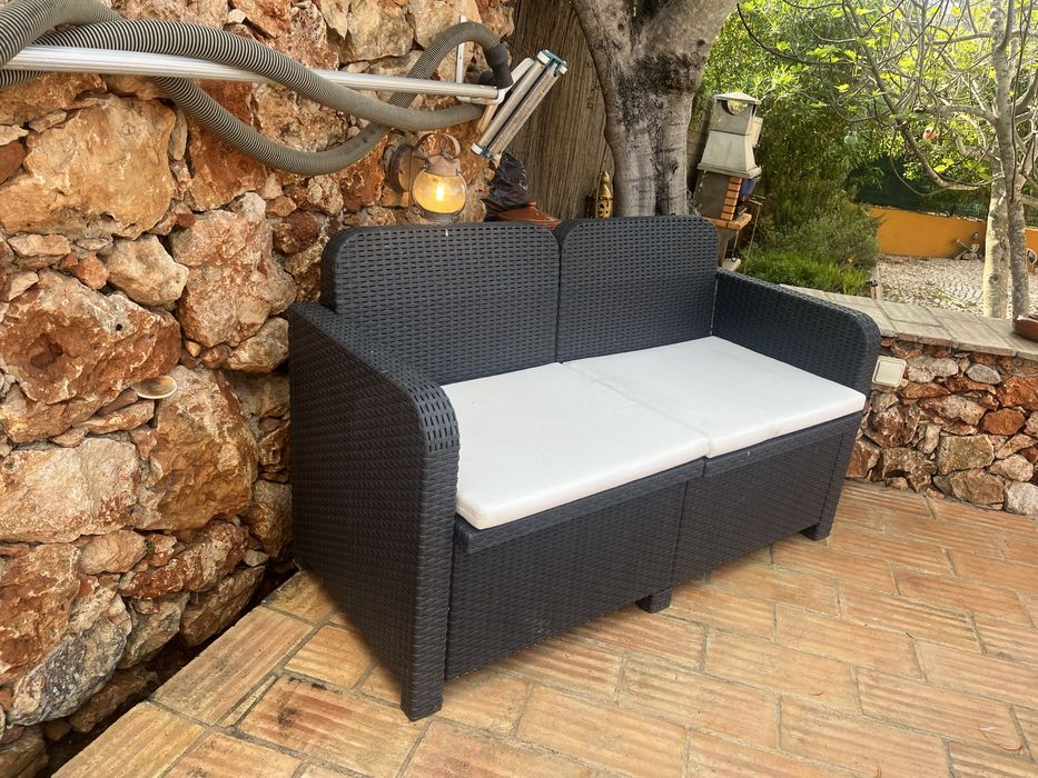 Sofás e mesa de apoio de exterior
