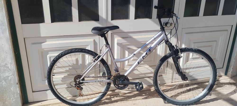 Bicicleta de senhora EMT roda 26