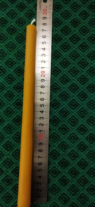 Свеча восковая .