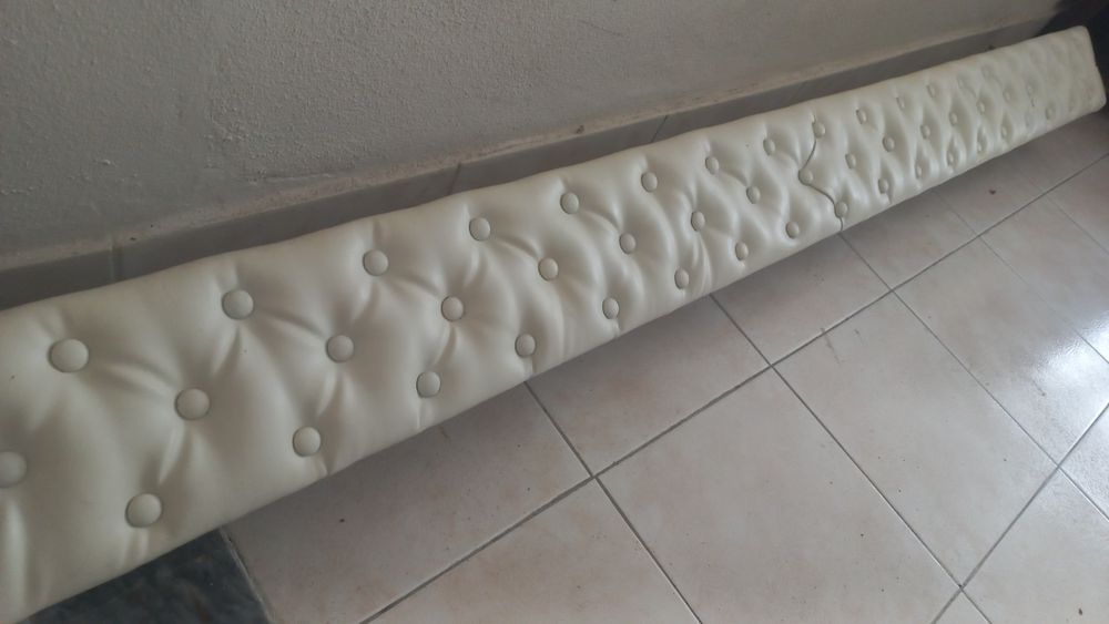 Sanefa estofada com calha abotoada em pele sintetica