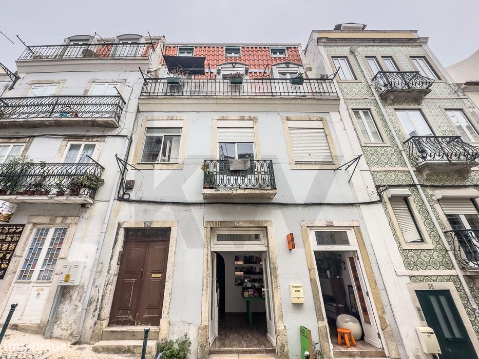 Vende-se T3 na Calçada de Santana com vista Rio Tejo e cidade Lisboa