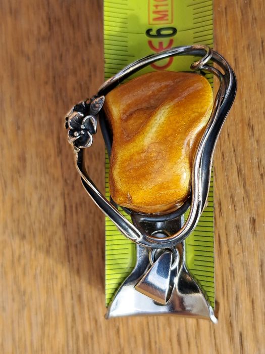 Zawieszka srebro oksydowane 925 z naturalnym antycznym bursztynem bałt