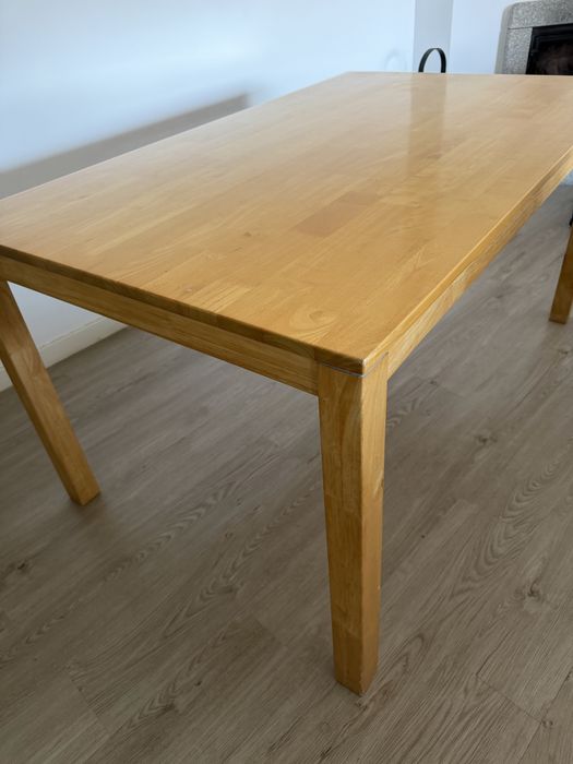 Mesa de madeira e 6 cadeiras