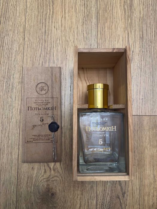 Подарункова коробка Бренді Потьомкін Преміум 5 років витримки 0.5 л