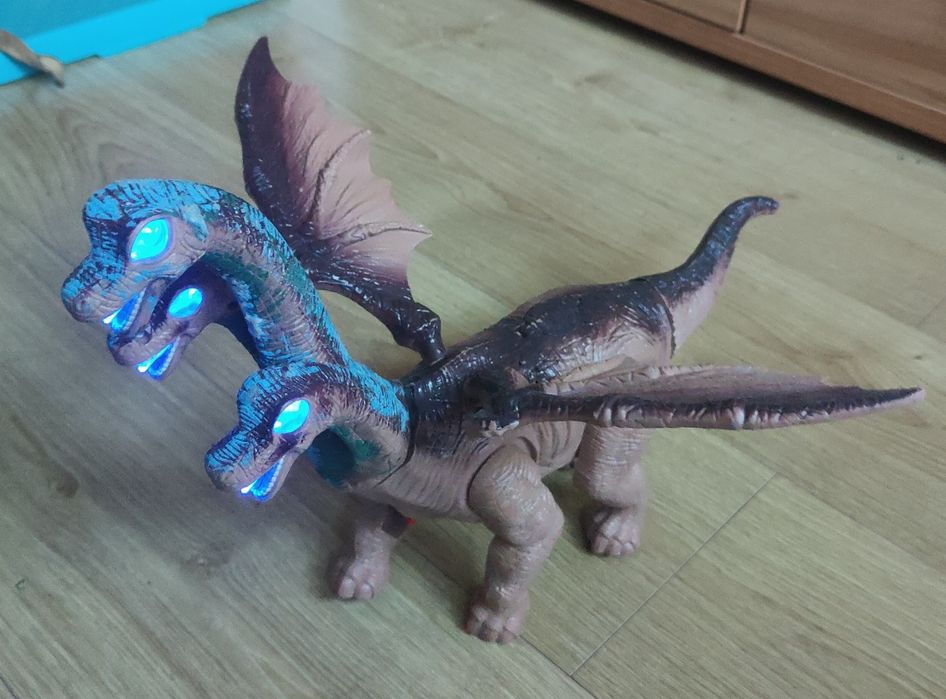 Trzygłowy smok dinozaur