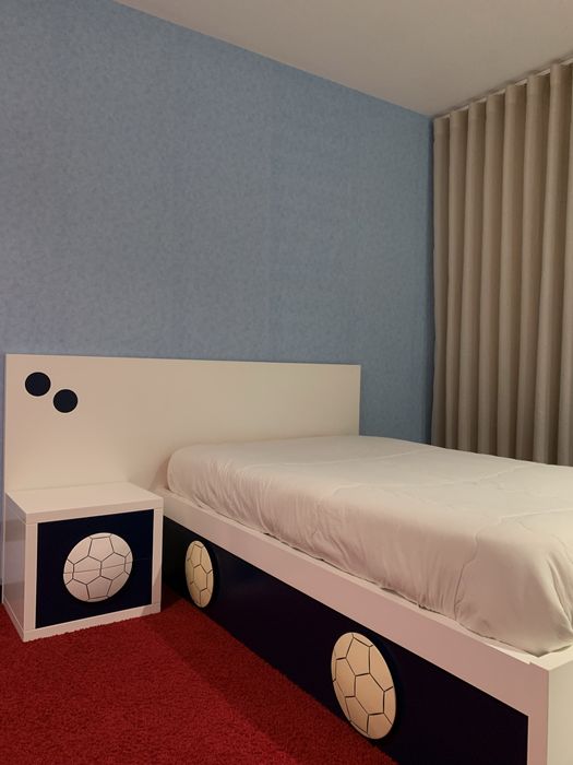 Cama de solteiro, com mesinha de cabeceira