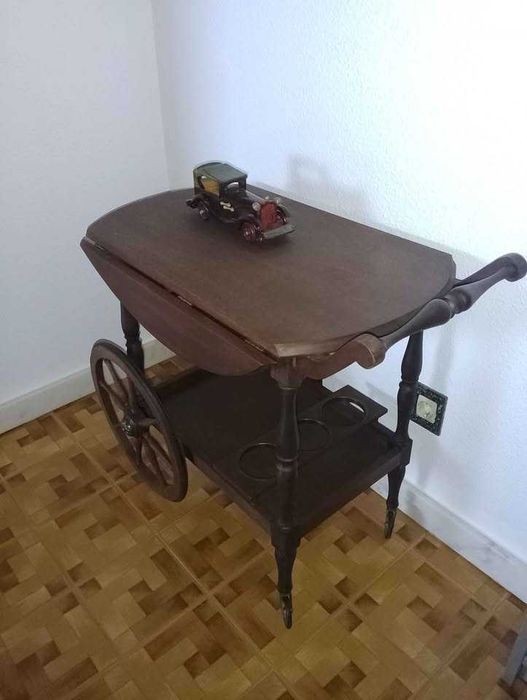 Carrinho e mesa de chá/bebidas em madeira