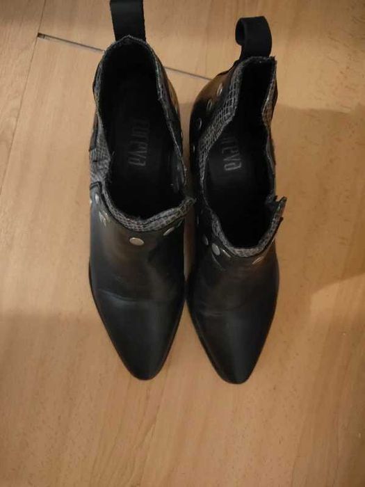 Botins de pele pretos da marca Foreva n.38