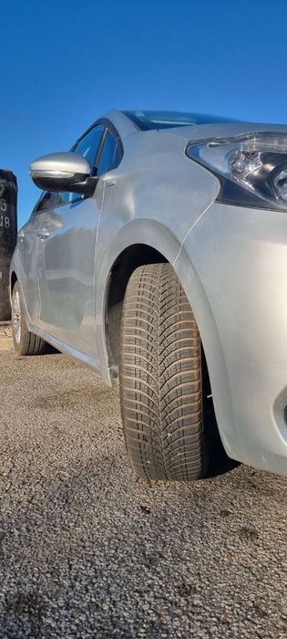 Carro Peugeot 208