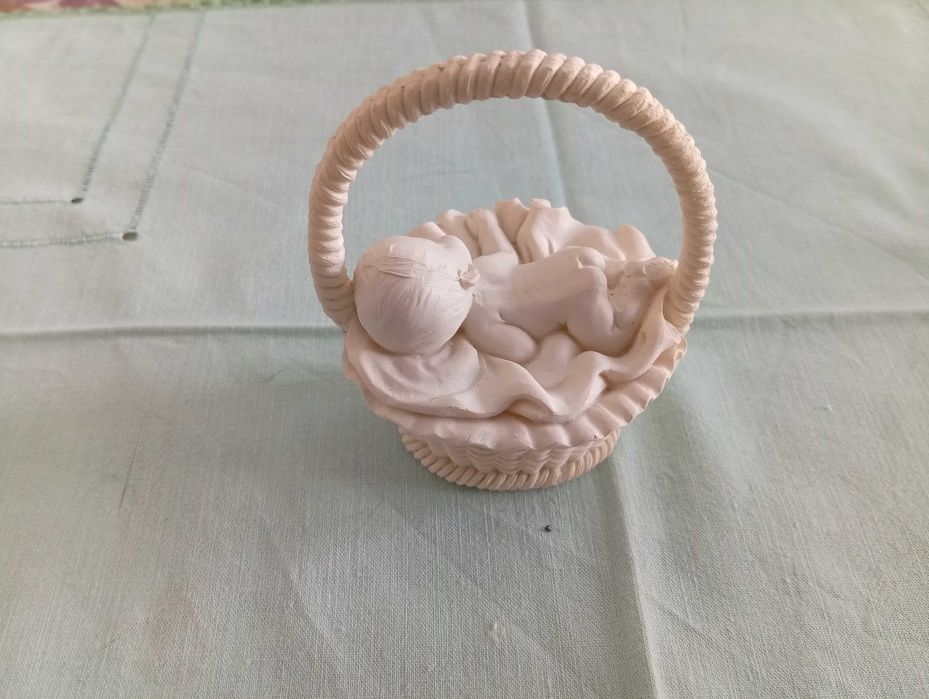 Cesta com bébé a dormir, em silicone 3D