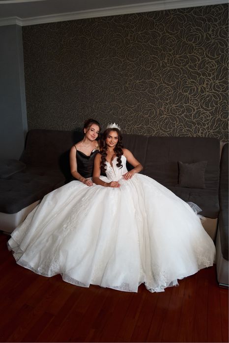 Весільна сукня кольору айворі