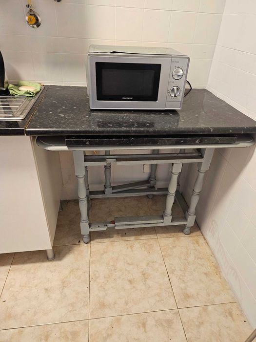 Cama, Geladeira, fogão, armario.