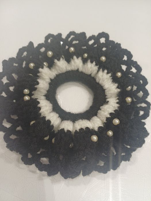 Scrunchie szydełkowe.