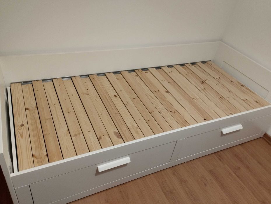 IKEA BRIMNES cama 2 colchões + Mesa de cabeceira