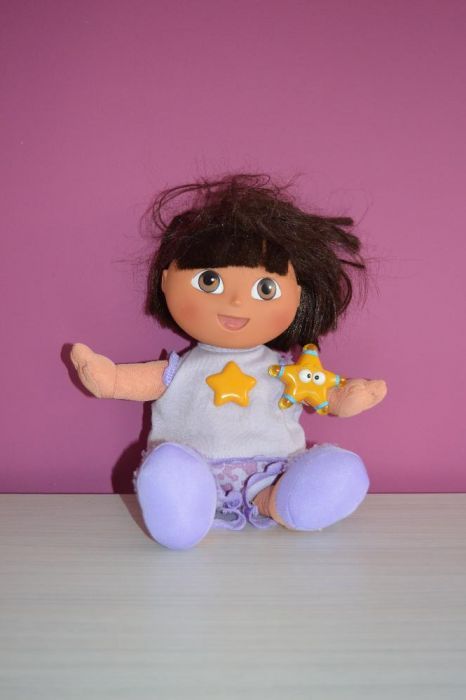 Lalka Dora na dobranoc świecąca i mówiąca