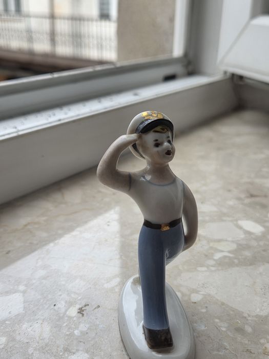 Figurka młodego marynarza