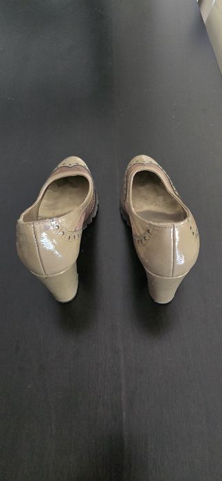 Sapato senhora em pele e verniz