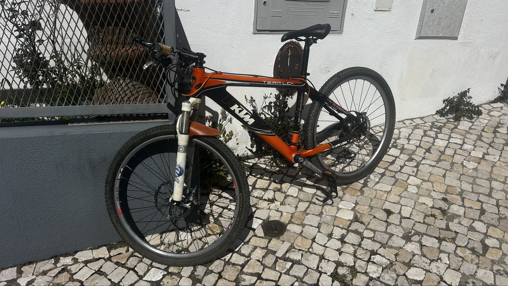 Biclicleta KTM carbono