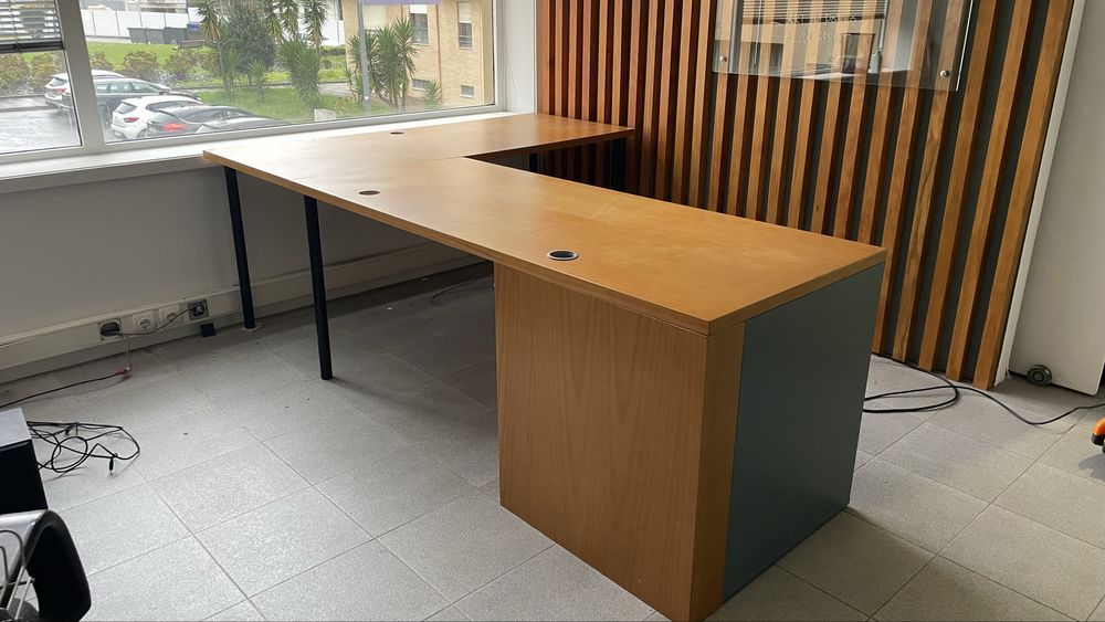 1 ou 2  - Secretaria (s) em madeira maciça em optimo estado