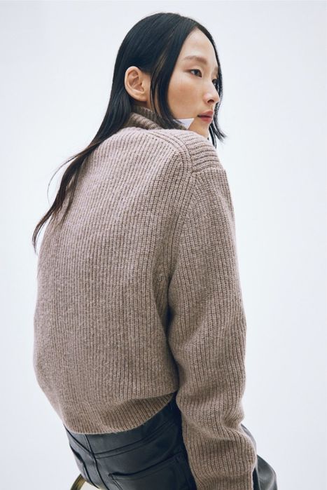 Кремовий джемпер з ребристим коміром