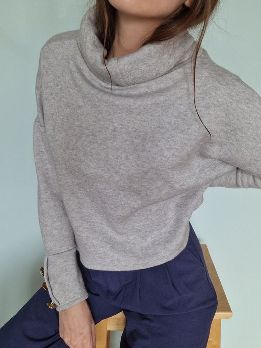 Szary melanżowy golf sweter z golfem z ozdobnymi guzikami elegancki