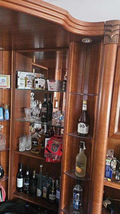 Bar e móveis laterais em cerejeira