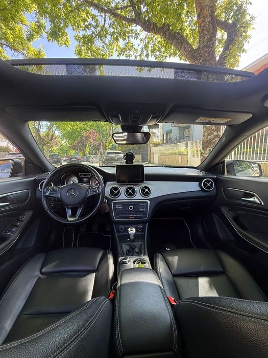 Mercedes CLA 180d Shooting Brake com teto panorâmico
