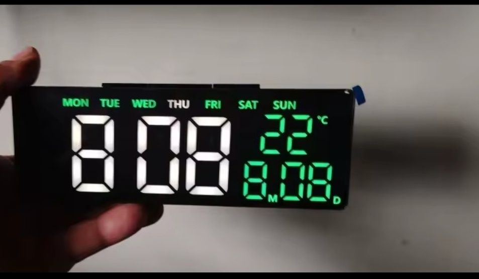 Настольные цифравые  часы