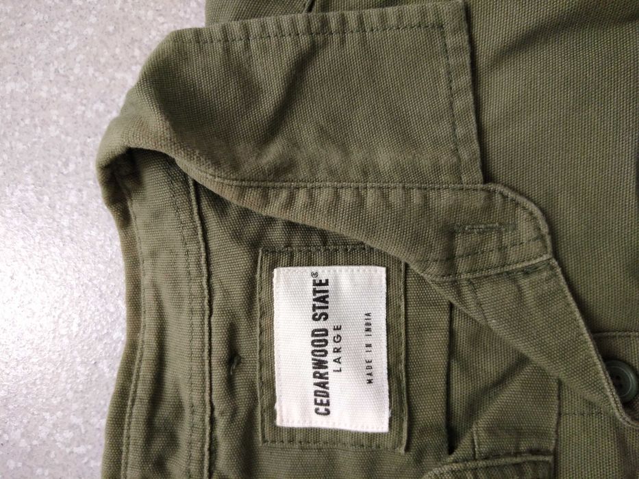 Várias camisas em bom estado