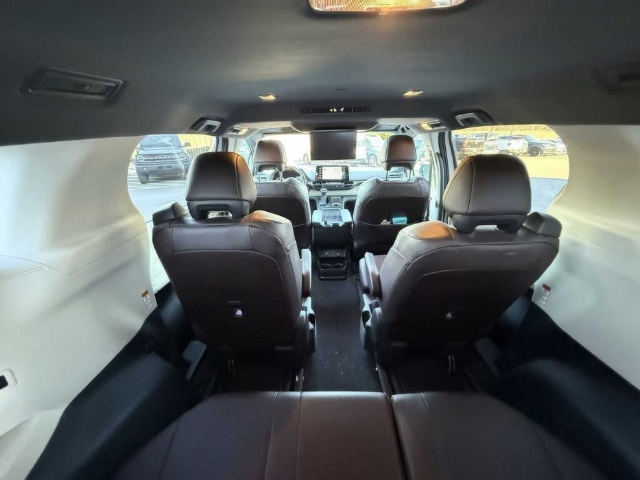 Toyota Sienna Platinum 7-Passenger      2023