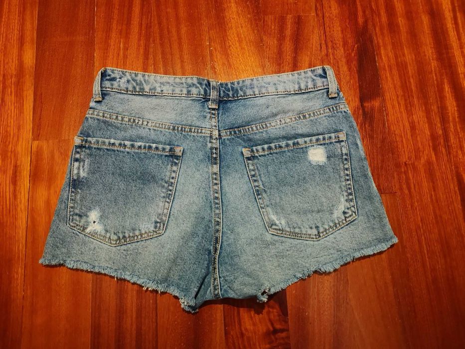 Calções de ganga da marca Bershka. Sem uso.