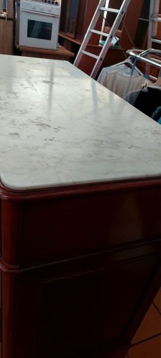 Comoda antiga com marmore