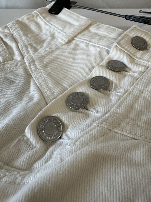 Білі джинсові шорти