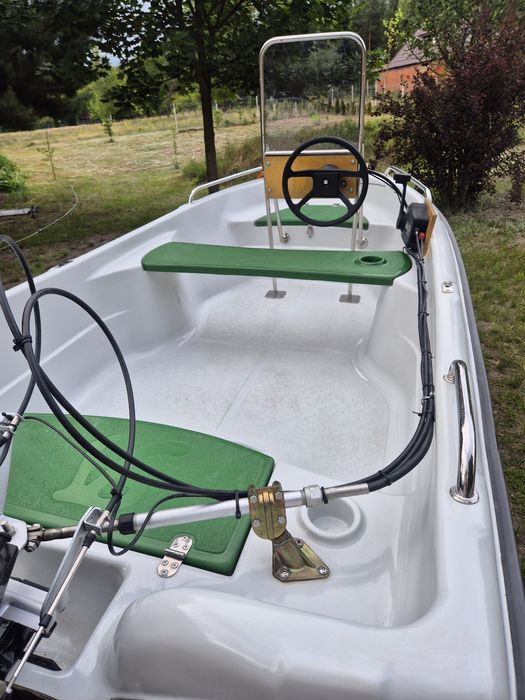 MOTORÓWKA z silnikiem łódż wędkarska sterówka PRAWIE NOWA !