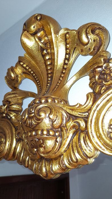 Moldura com acabamento folha de ouro