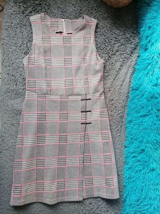 Sukienka- bezrękawnik.