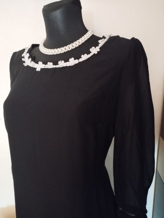 Piękna elegancka czarna sukienka chanelka 38 M z białą gipiurą