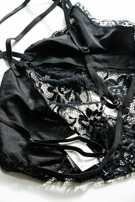 Czarny stanik w rozmiarze XL,