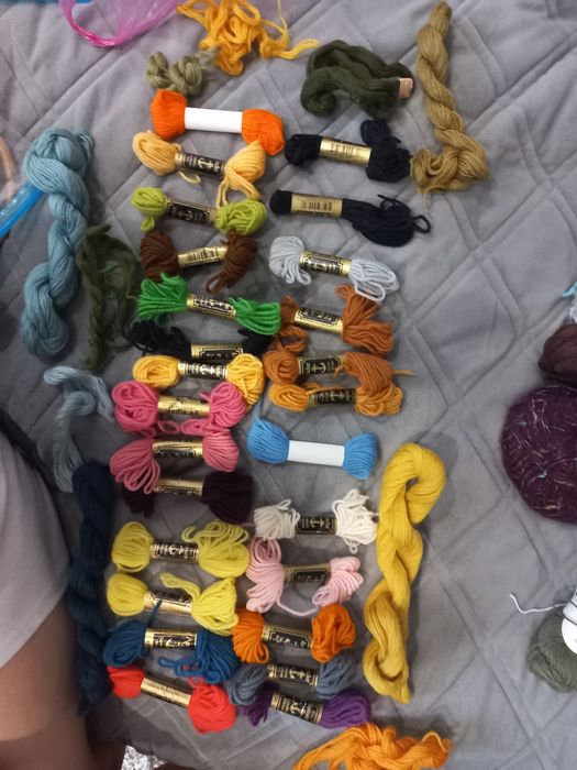 Нитки для в'язанння,вишивання.