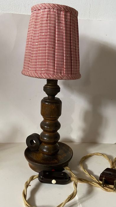 Encantador candeeiro antigo em madeira.