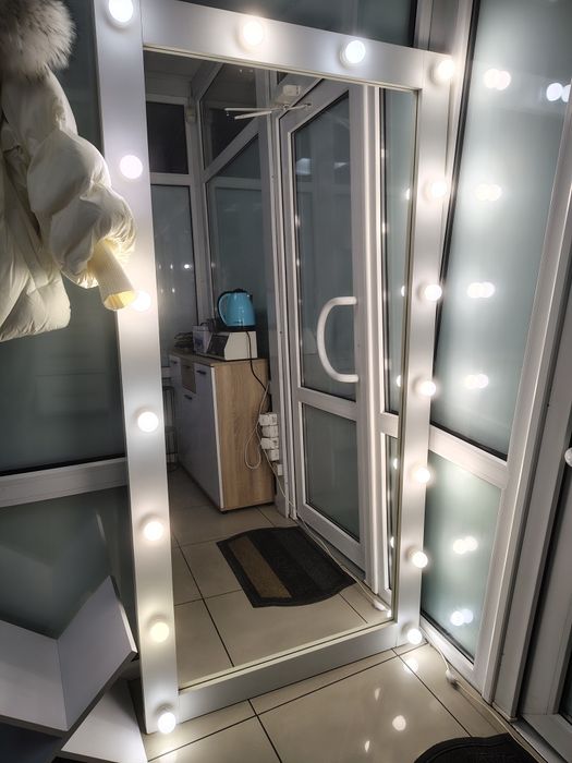 Зеркало с лампочками