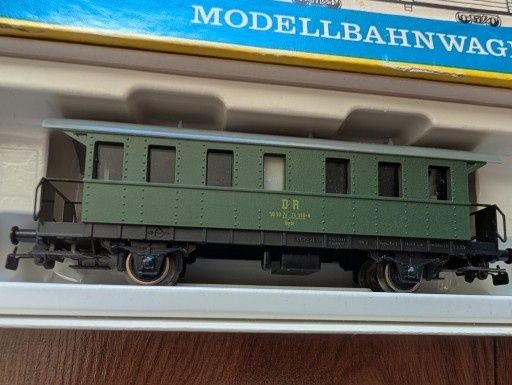 Model kolej zielony wagon Piko