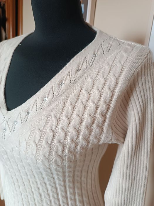 Pleciony sweter w serek 40% wełna