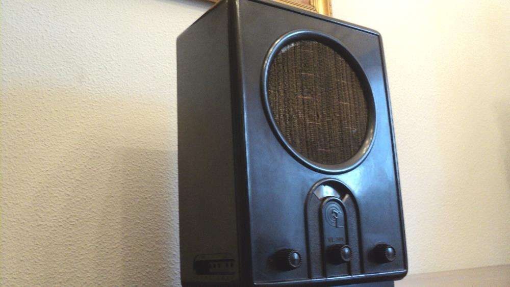 Radio LOEWE antigo 1939 a válvulas da II guerra mundial