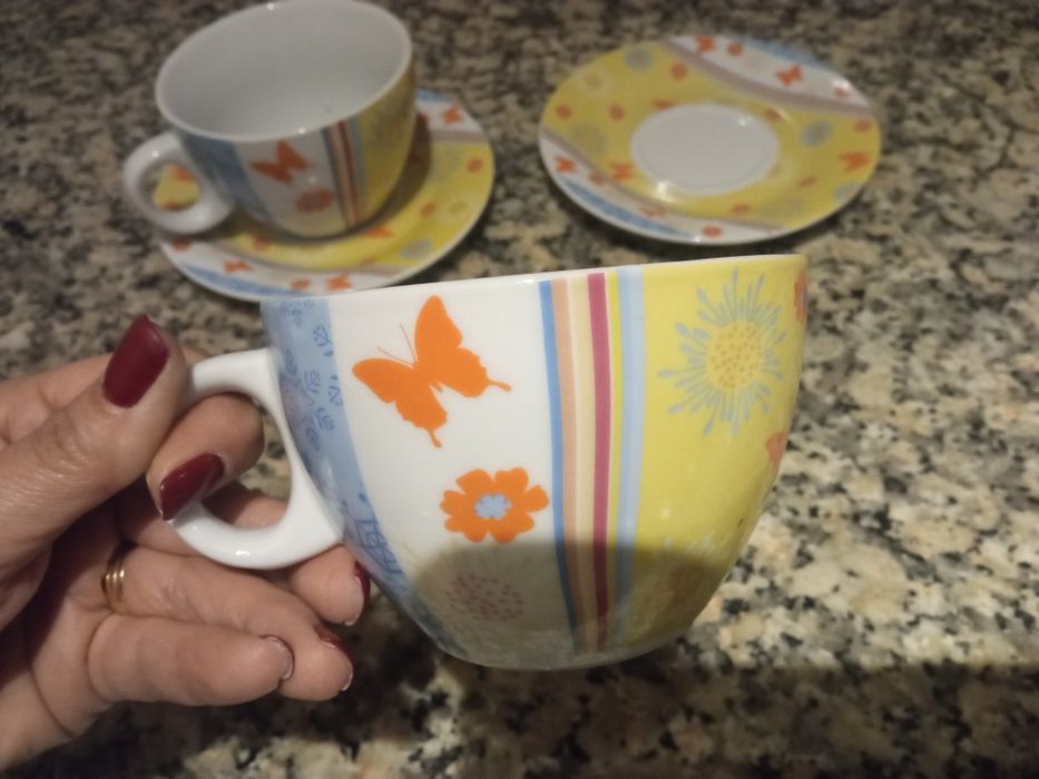 Chávenas com pratos D'casa