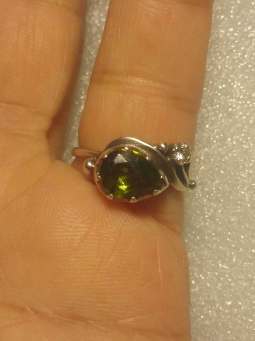 Серебряные ювелирные изделия, кольца с камнями и без