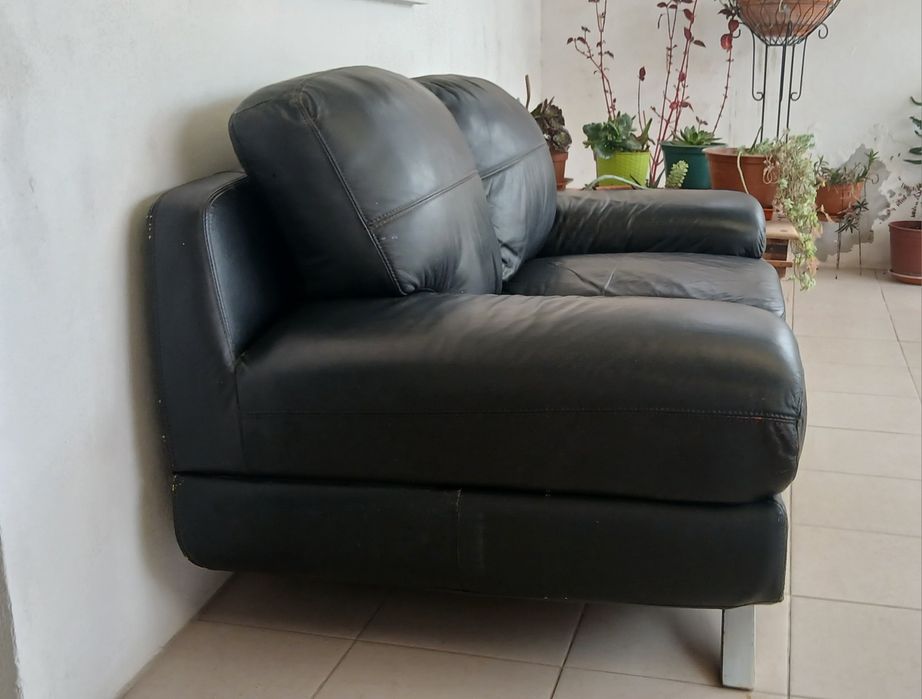 Sofá em pele, preto.