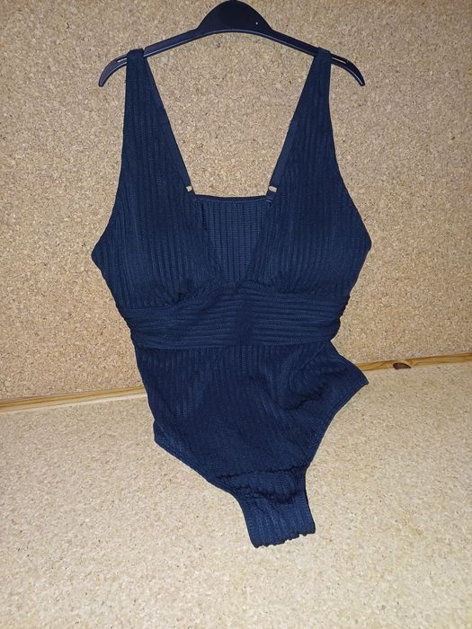 Fato de banho tamanho XL. Novo.
Preto.. 
Veste muito bem.