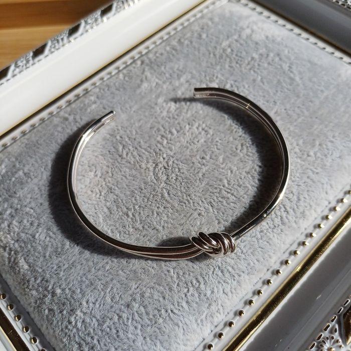 Pulseira rígida com nó duplo banhado a ouro branco 18K unisex